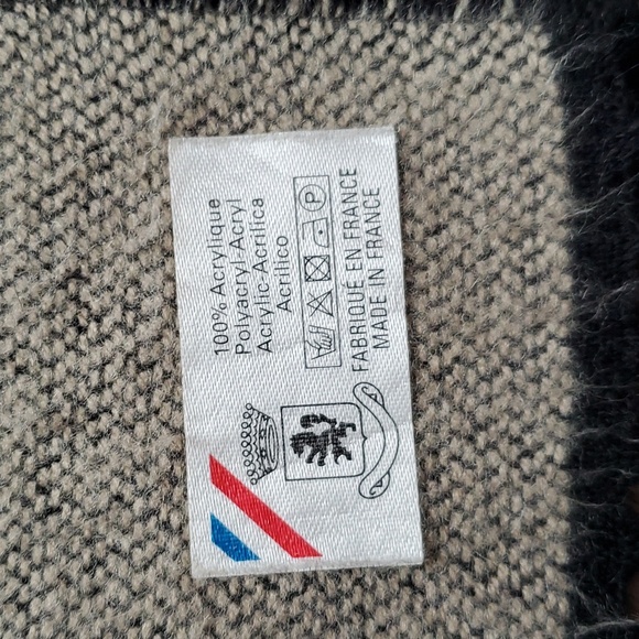 Geometric OS Shawl Poncho - Picture 7 of 9